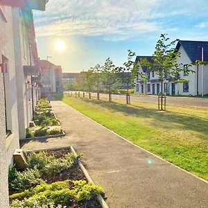  Holiday home 3 Bed House With Parking Near Airport
